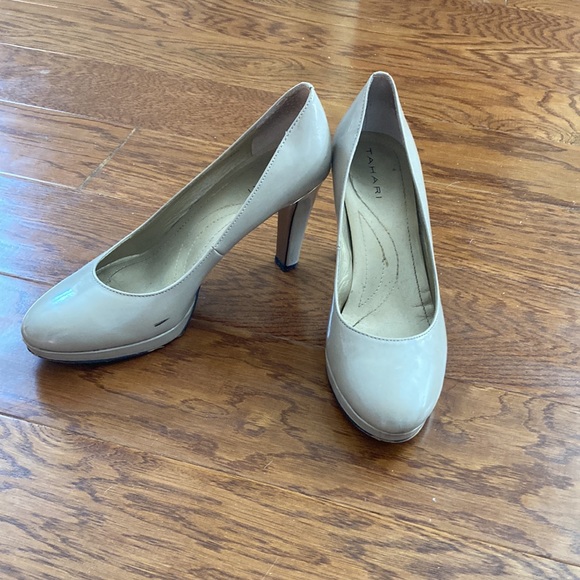 Tahari Carol Nude Patent Leather Rounded Toe Heel - Picture 2 of 8